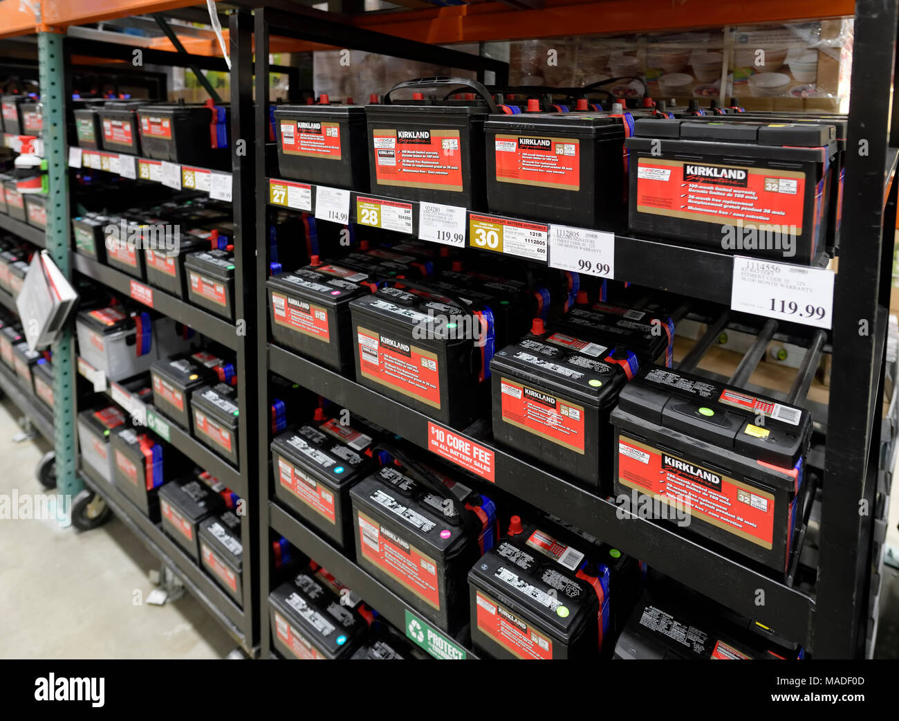 Las baterías de los coches de la marca Kirkland sobre estanterías de membresía Costco Wholesale Warehouse store. Columbia Británica, Canadá 2017. Foto de stock