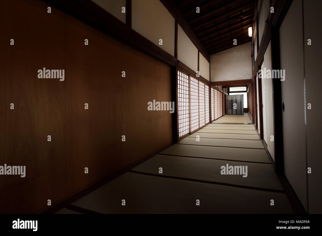 Interior, corredor tradicional japonesa con tatami en los pisos y shoji Pantallas corredizas en un templo budista en Kioto, Japón Foto de stock