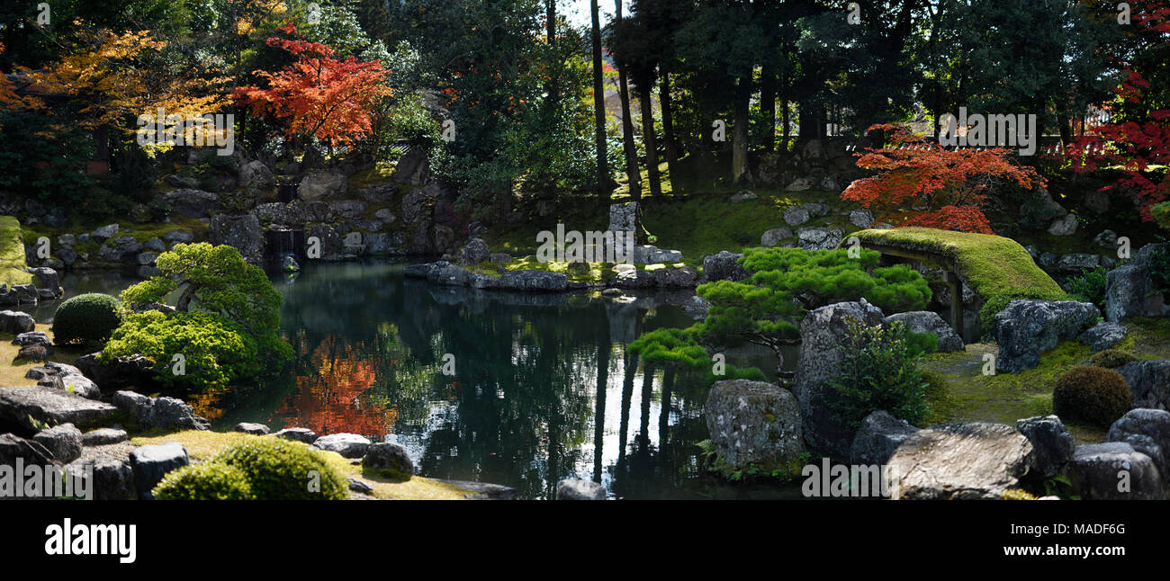 Panorama de un jardín zen del rock tradicional japonés con un estanque y un puente que conduce a Fujito Ishi piedras en el centro, una hermosa y tranquila Foto de stock