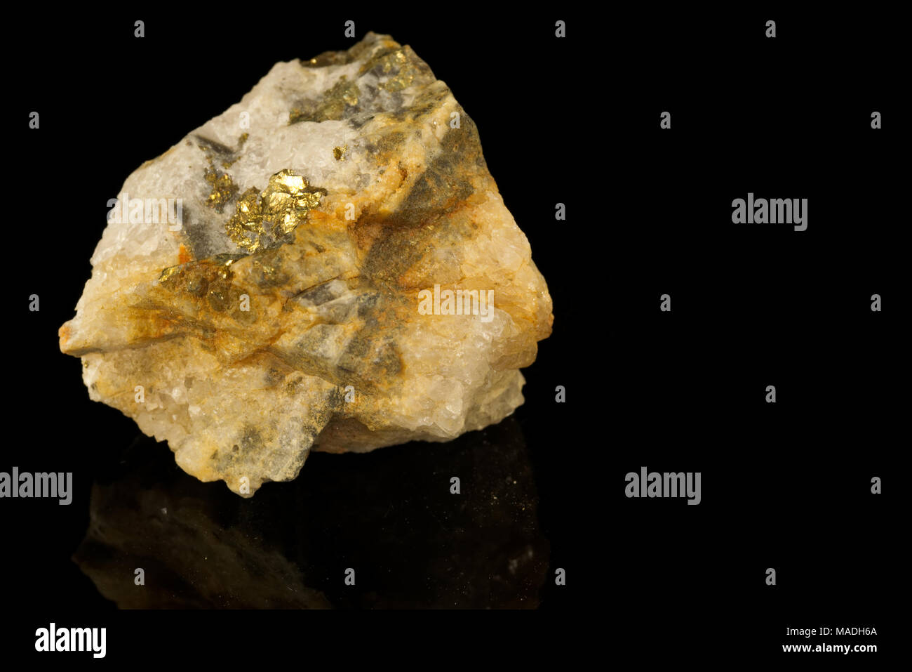 Calcopirita mineral de sulfuro de hierro cobre aislado sobre fondo negro Tetragonal estructura cristalina. Rocas y minerales Foto de stock
