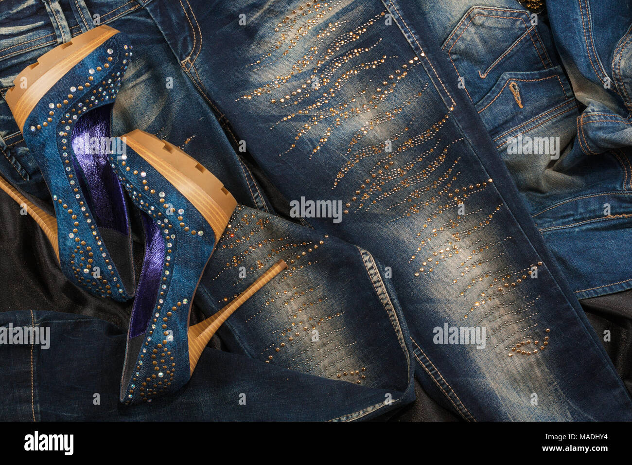 Chic jeans, ropa y zapatos, con incrustaciones de diamantes de imitación.  Vista desde arriba Fotografía de stock - Alamy