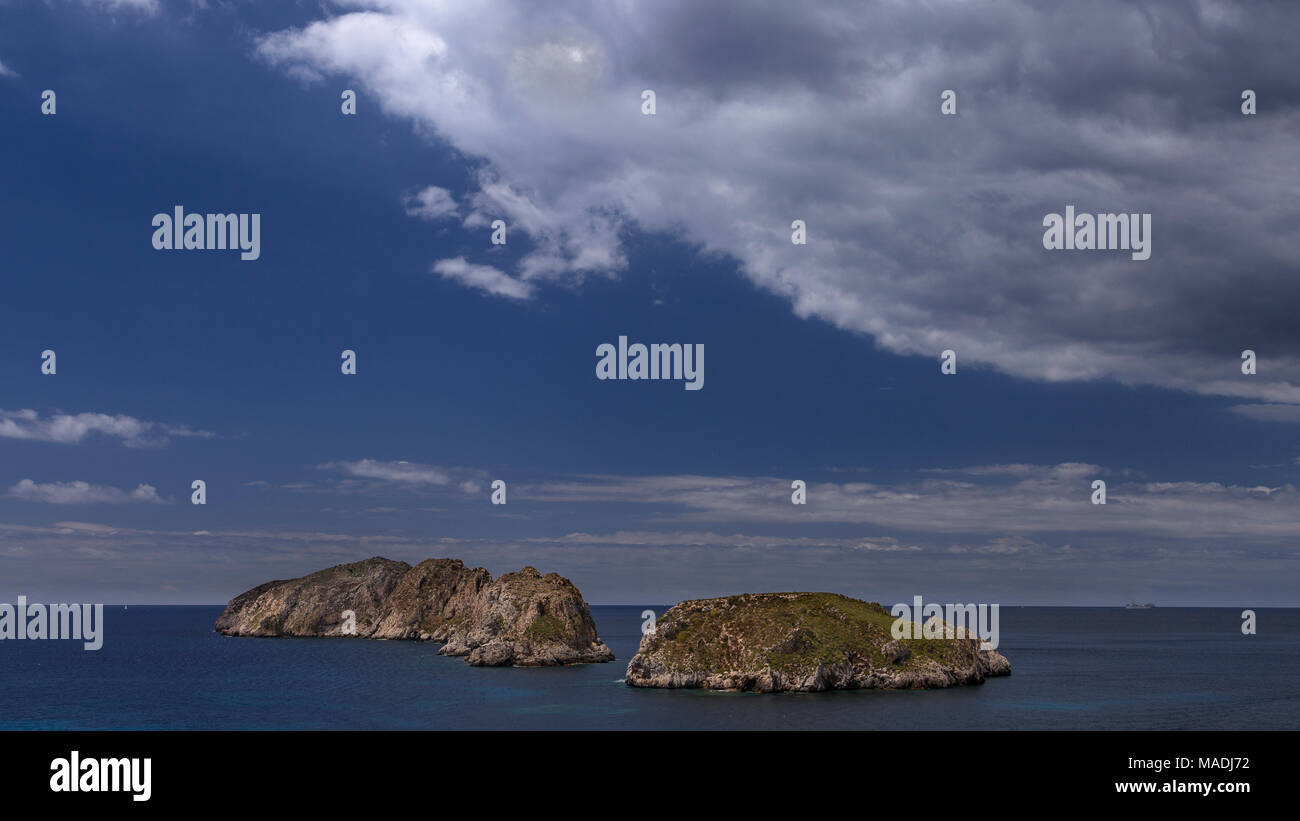 Islas fuera de la costa mediterránea de Mallorca en Santa Ponca Foto de stock