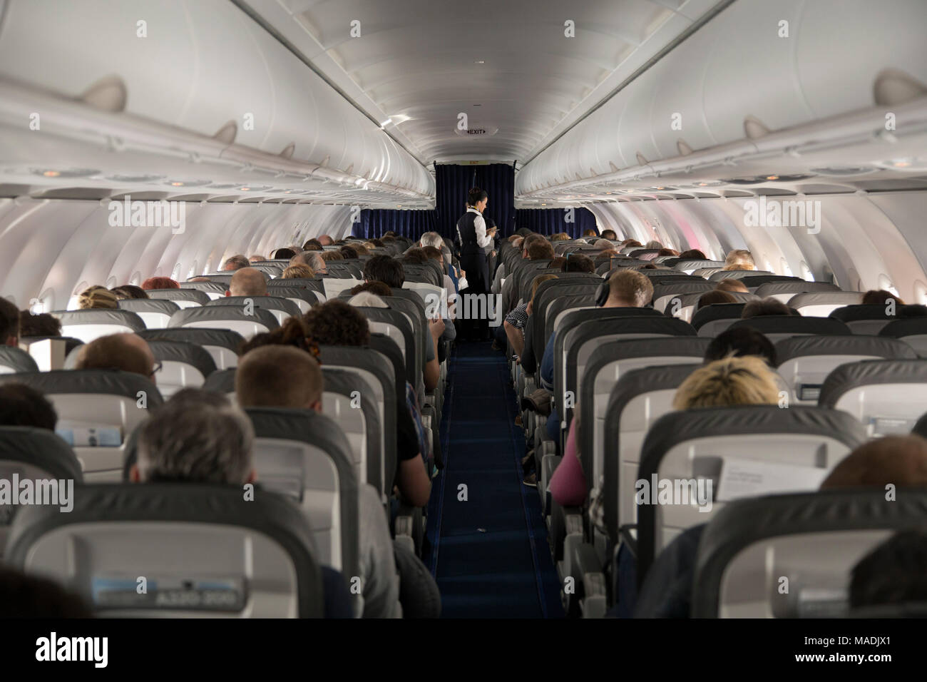 En el interior de un avión de pasajeros durante el vuelo Foto de stock