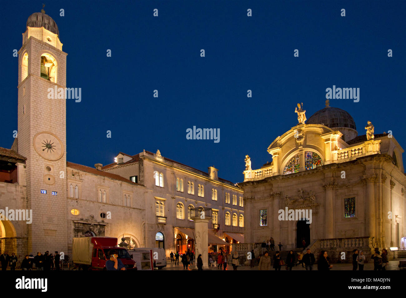 La torre del reloj, la columna de Orlando y la iglesia de San Blas, Loggia, Old Town Square, Dubrovnik, Croacia Foto de stock