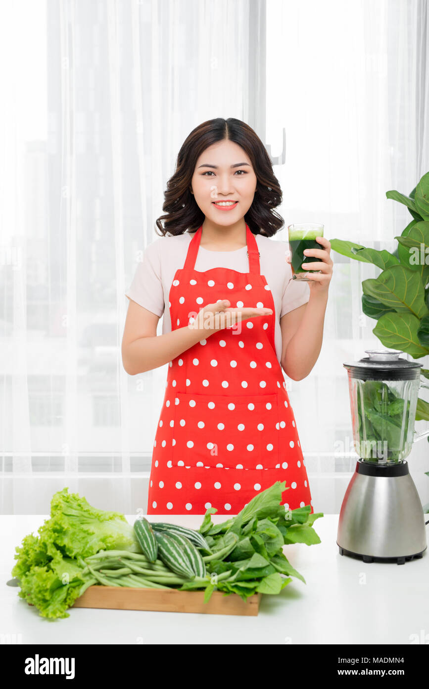 Jugo de vegetales - mujer zumos vegetales verdes en licuadora o máquina  exprimidor de zumo. Concepto de comida cruda saludable con la persona que  hace el apio jugo de vegetales en la