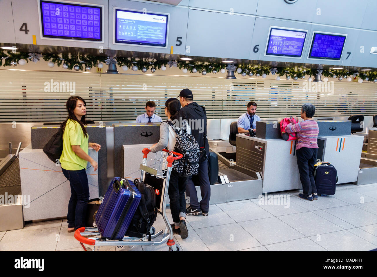 Buenos Aires Argentina,Ministro Pistarini Aeropuerto Internacional Ezeiza  EZE,puerta terminal,interior,American Airlines,mostrador de  entradas,adultos Fotografía de stock - Alamy