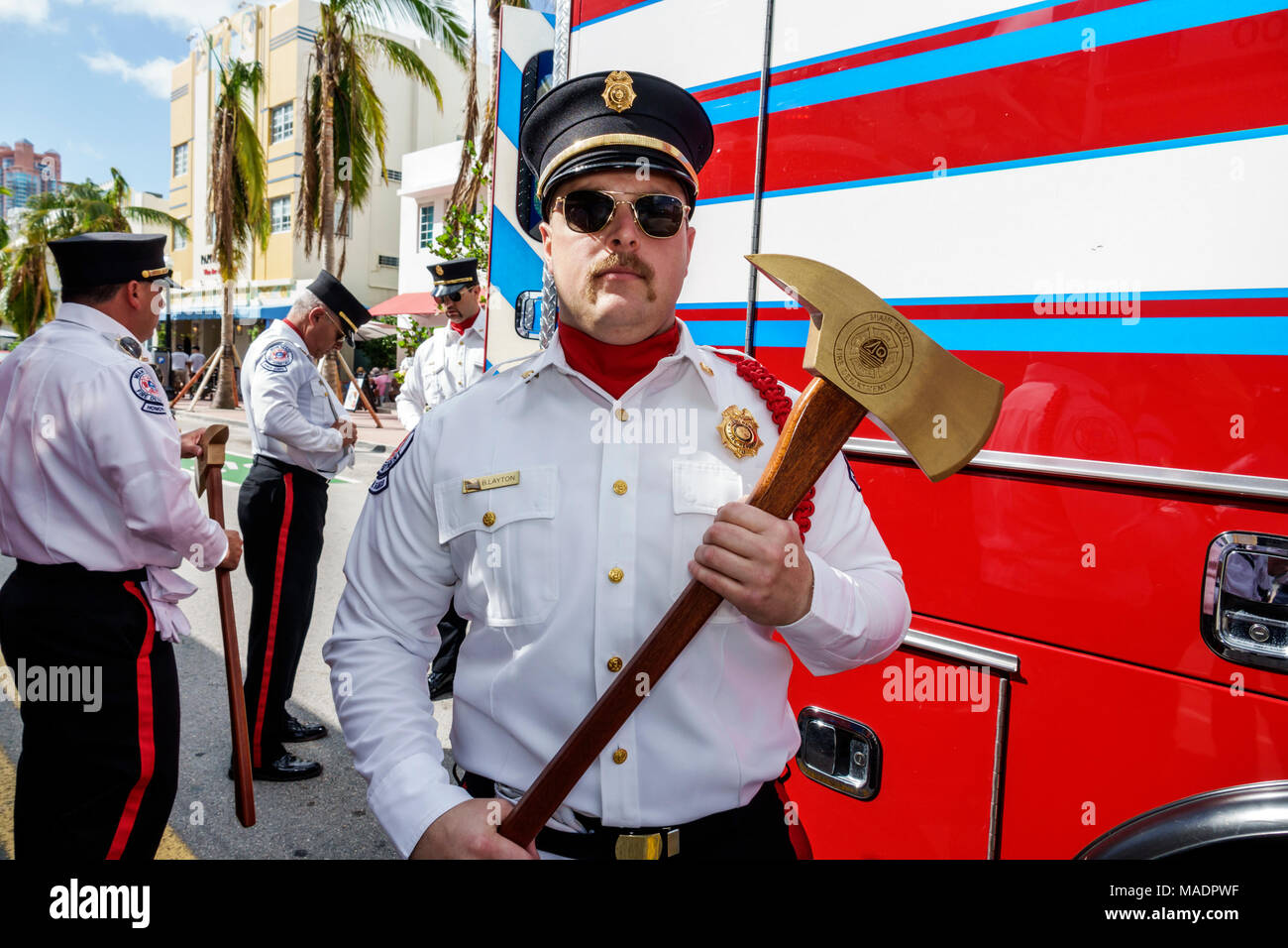 Miami Beach Florida, Día de los Veteranos, zona de desfile, Miami Beach, Departamento de Bomberos, bombero, uniforme formal, hacha, hombre hombres, FL171117010 Foto de stock