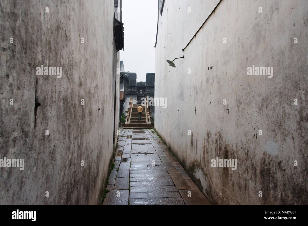 Calle adoquinada entre casas tradicionales, antigua ciudad de Yuehe en Jiaxing, provincia de Zhejiang, China Foto de stock