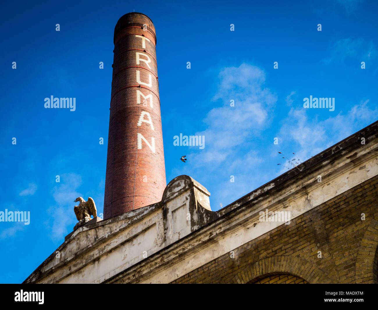 Brick Lane Londres - El Old Truman Brewery en Londres la popular zona de Brick Lane, Shoreditch, East London. Foto de stock