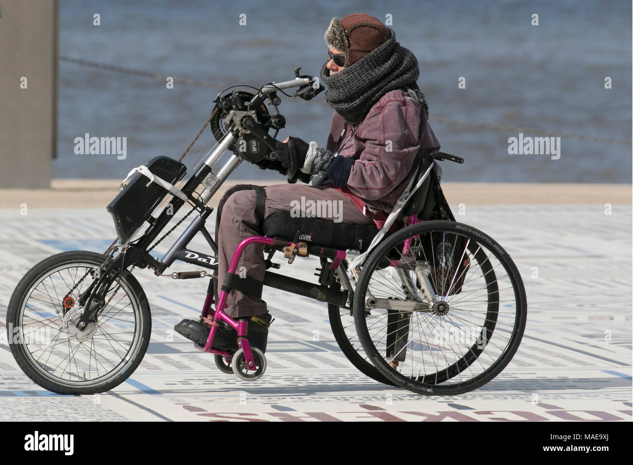 Silla de ruedas discapacitada para triciclo de pedal de mano en Blackpool,  Lancashire. Clima del Reino Unido. 1st de abril de 2018. Día soleado y frío  en la costa mientras los turistas