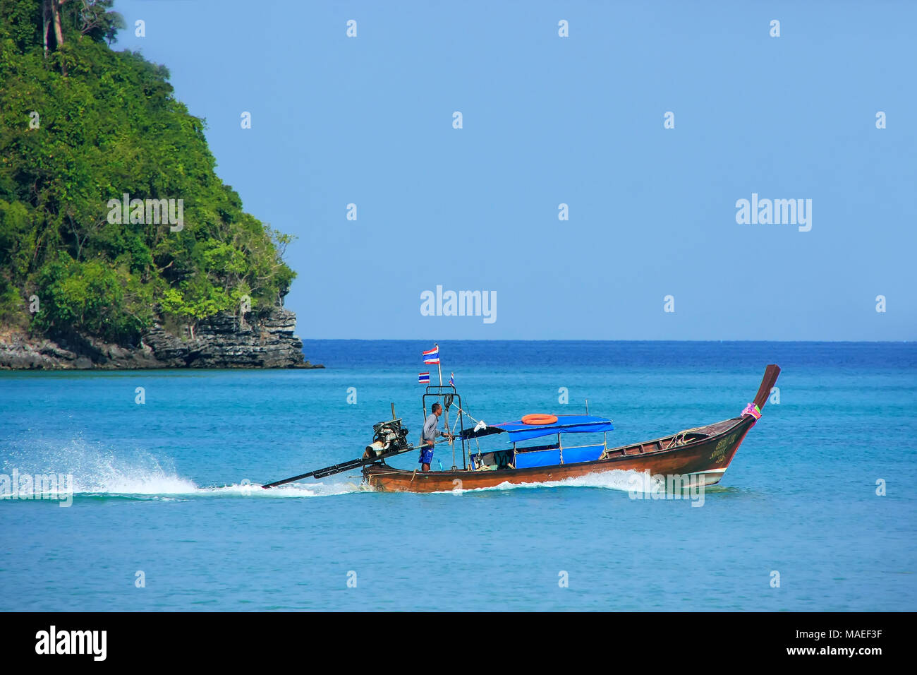 Canoa, yendo desde la isla de Phi Phi Don, en la provincia de Krabi, Tailandia. Koh Phi Phi Don es parte de un parque nacional marino. Foto de stock