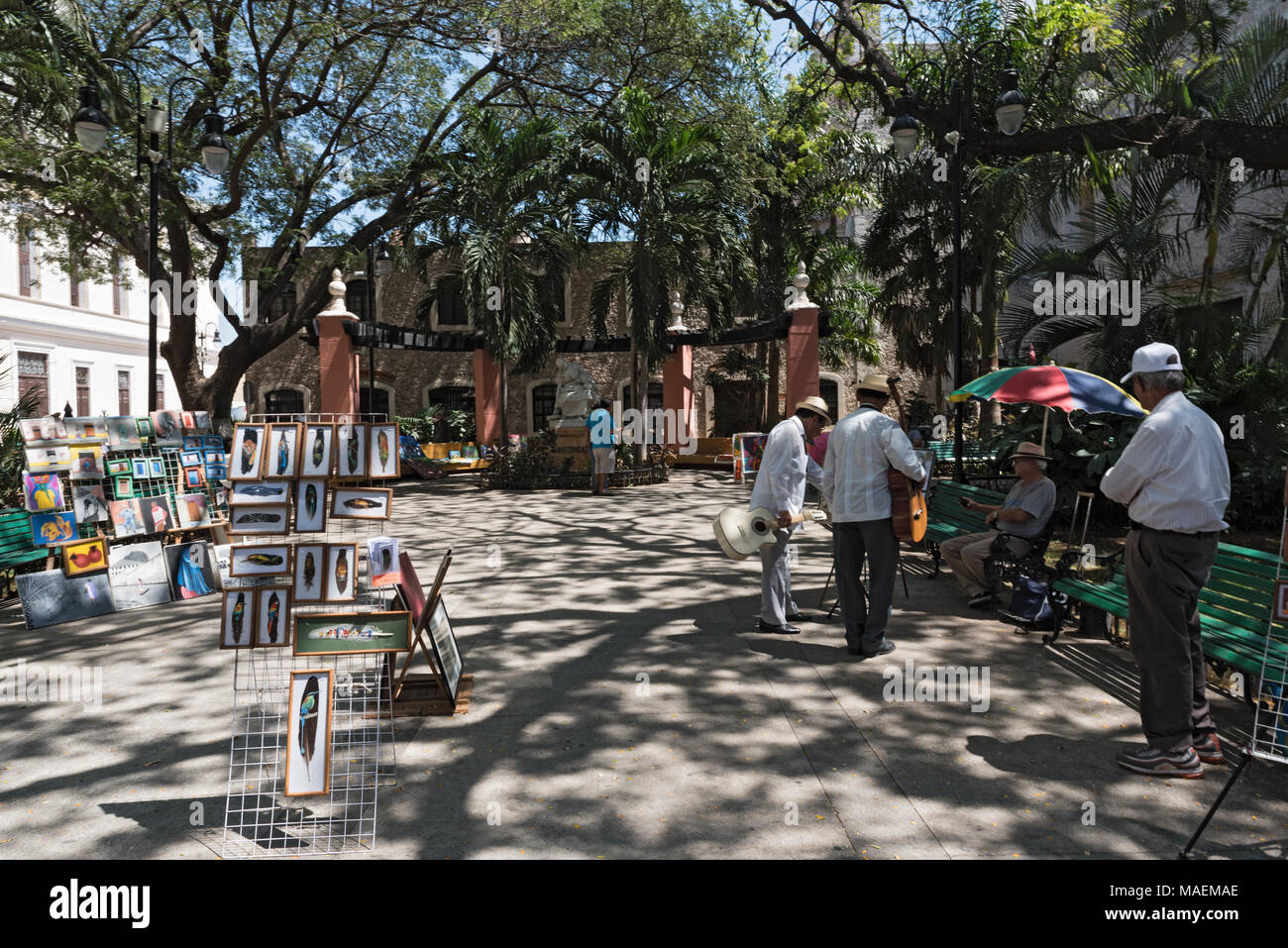 Los vendedores ambulantes y músicos en la Madre Park, en el centro histórico de Mérida, Yucatán, México Foto de stock