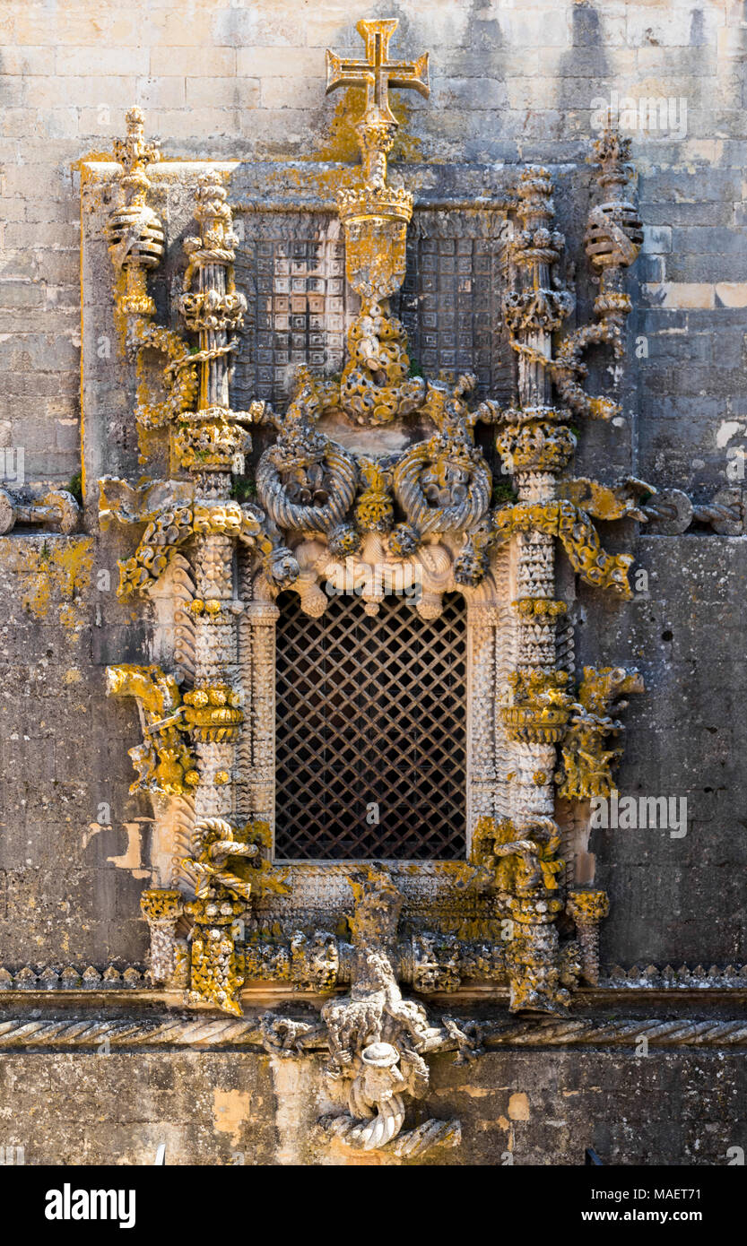 La famosa ventana de la sala capitular del convento de Cristo en Tomar, Portugal, un ejemplo bien conocido de estilo manuelino. Un sitio de Herencia Mundial desde 1983 Foto de stock