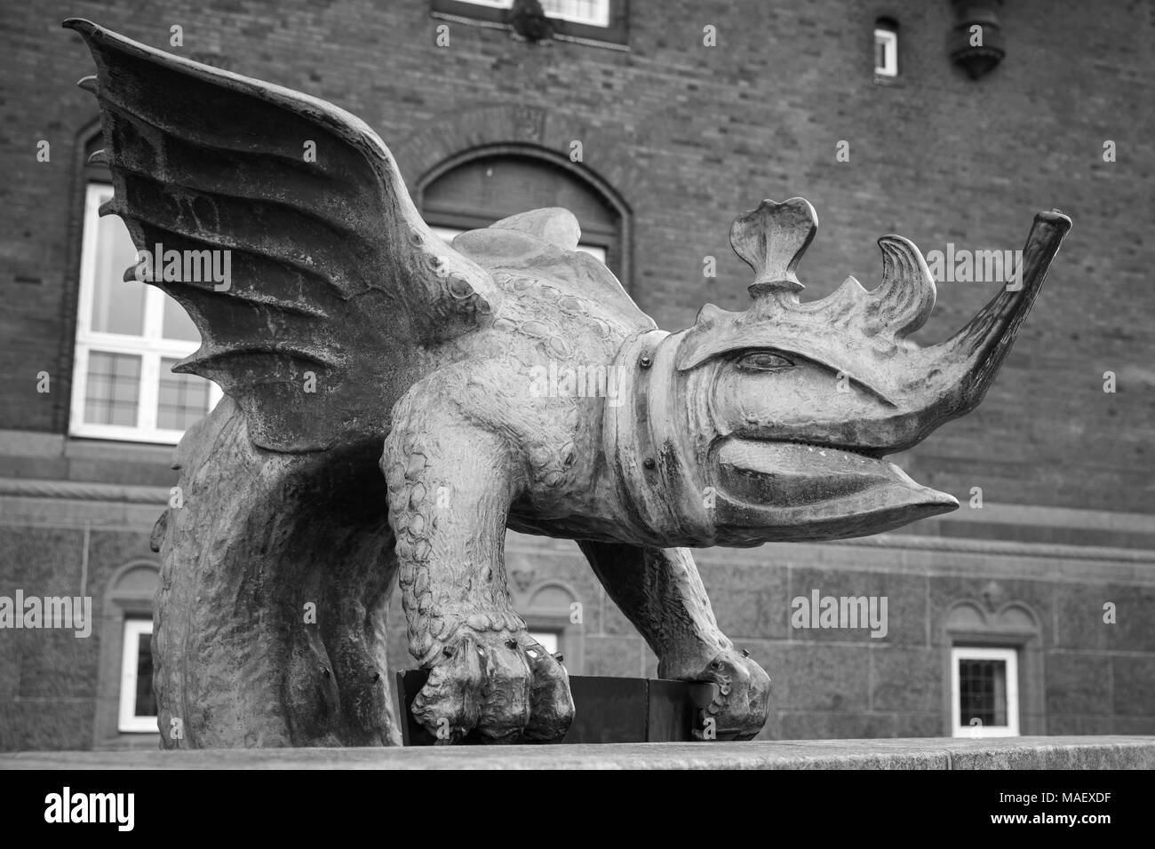 Detalle desde el borde de la cuenca del dragón fuente situada en la Plaza del Ayuntamiento de Copenhague, Dinamarca. Fue inaugurado en 1904. Phot blanco y negro Foto de stock