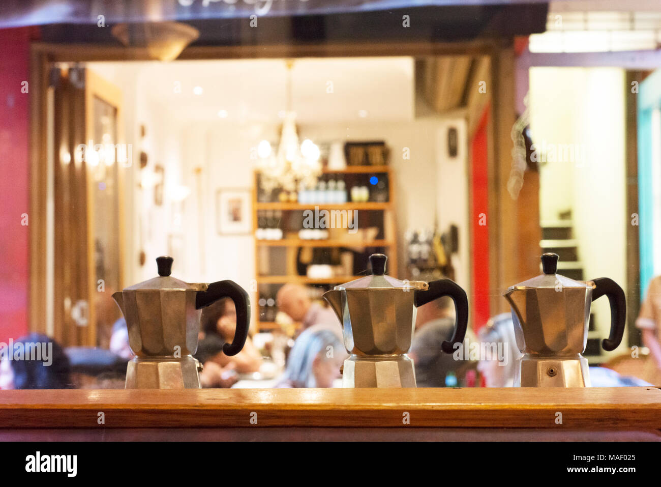 Las cafeteras y café patronos en uno de Melbourne laneway cafés. Foto de stock