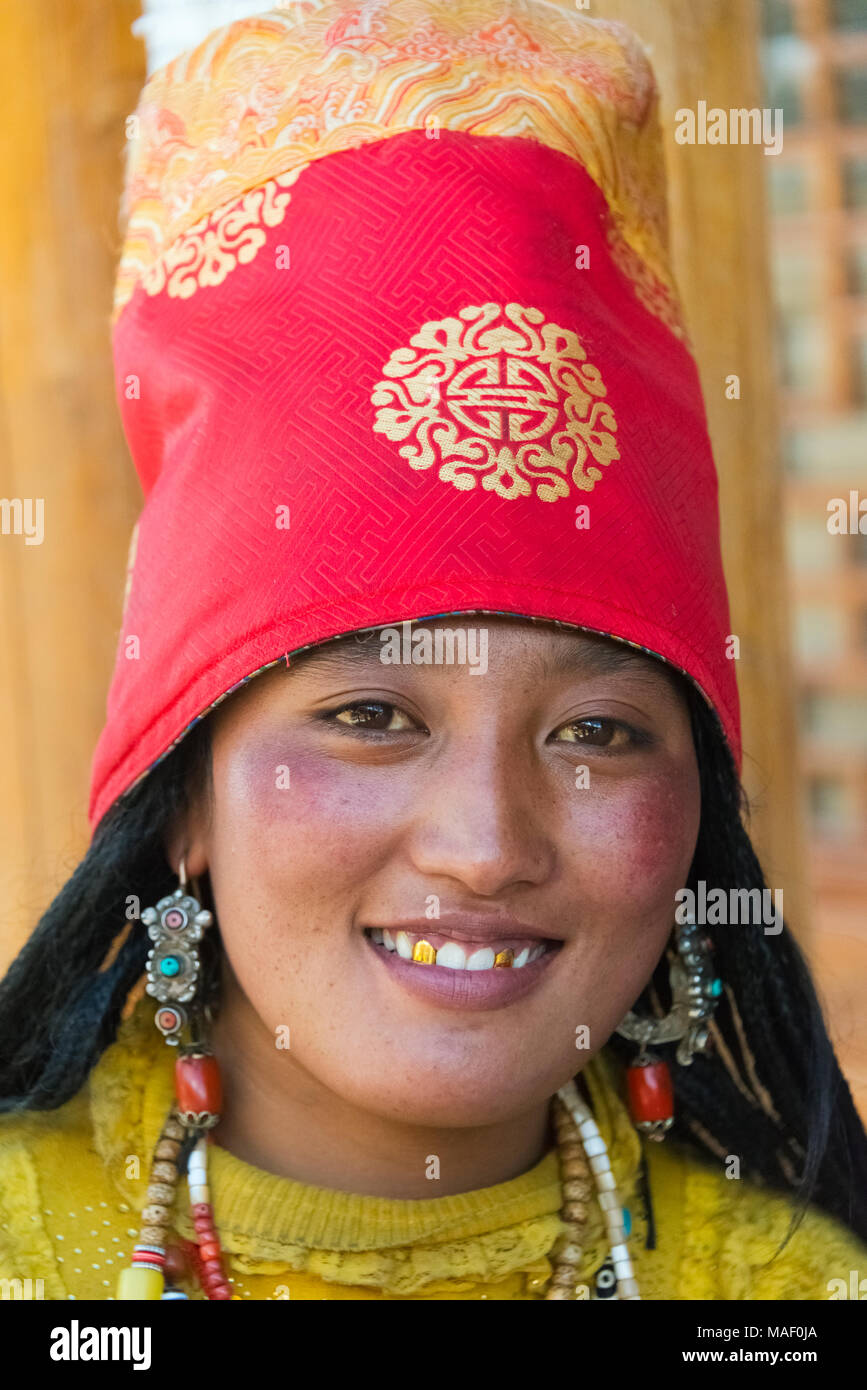 Mujer tibetana en vestimentas tradicionales, Litang, en el oeste de Sichuan, China Foto de stock