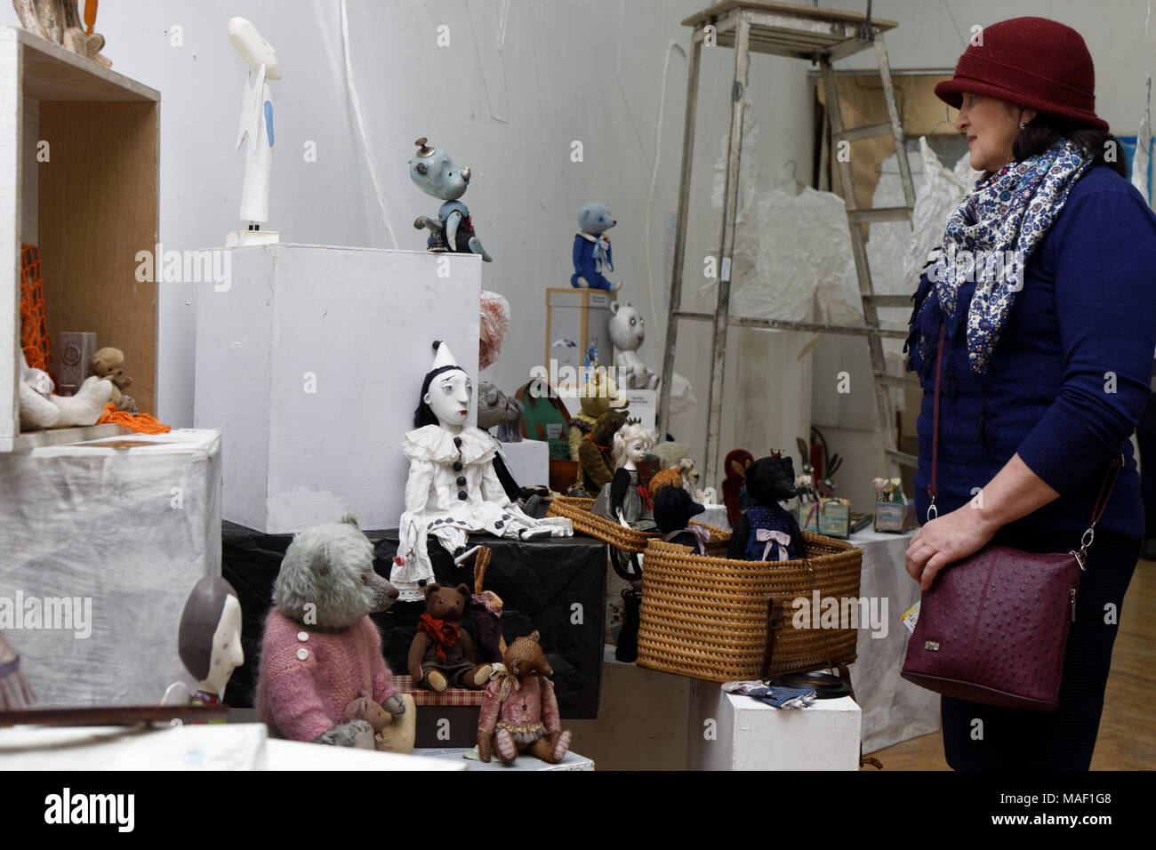 San Petersburgo, Rusia, 22 de marzo de 2018: visitante ve en las muñecas artísticas expuestas en la exhibición TeddyFun 2018. La exposición de diseñado Ted Foto de stock