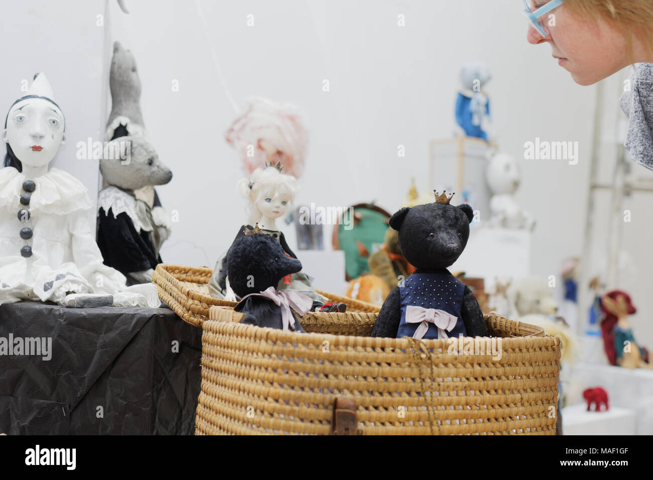 San Petersburgo, Rusia, 22 de marzo de 2018: visitante ve en las muñecas artísticas expuestas en la exhibición TeddyFun 2018. La exposición de diseñado Ted Foto de stock