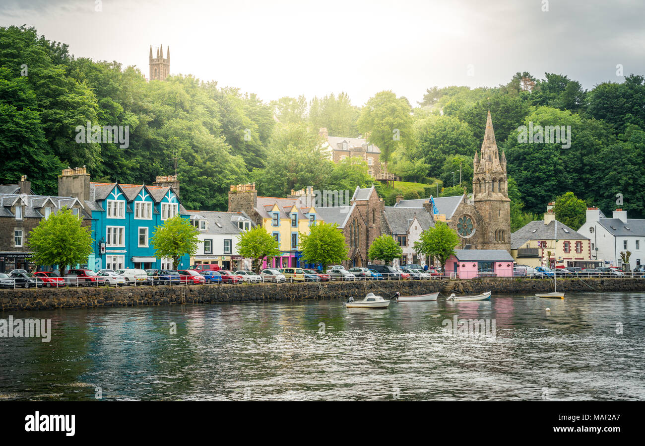 Tobermory en un día de verano, capital de la isla de Mull, en las Hébridas interiores escocesa. Foto de stock