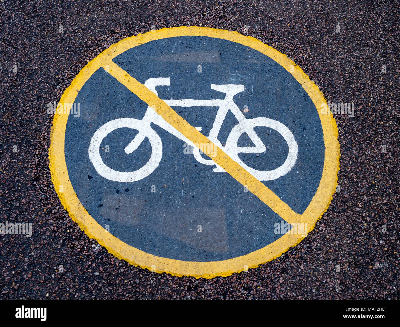 No hay ciclismo - Ciclismo prohibido firmar sobre el asfalto en un sendero de estacionamiento Foto de stock
