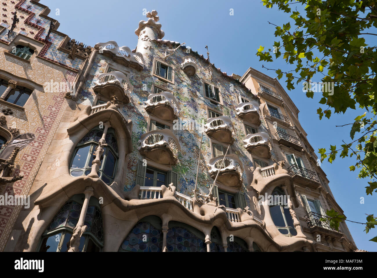 El exterior de la Casa Batlló, que está en el centro de Barcelona y es una de las obras maestras de Antoni Gaudí, España Foto de stock