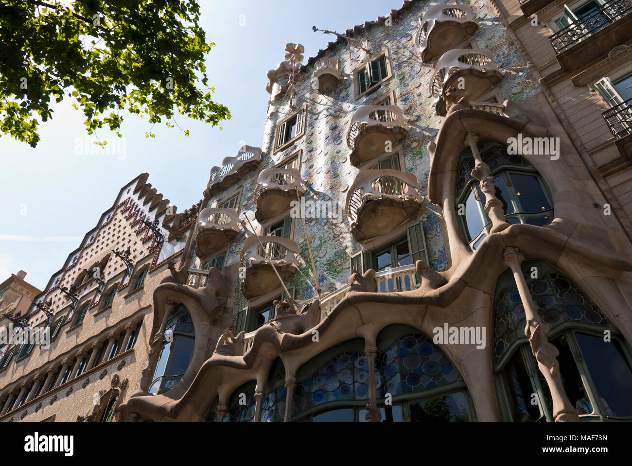 El exterior de la Casa Batlló, que está en el centro de Barcelona y es una de las obras maestras de Antoni Gaudí, España Foto de stock