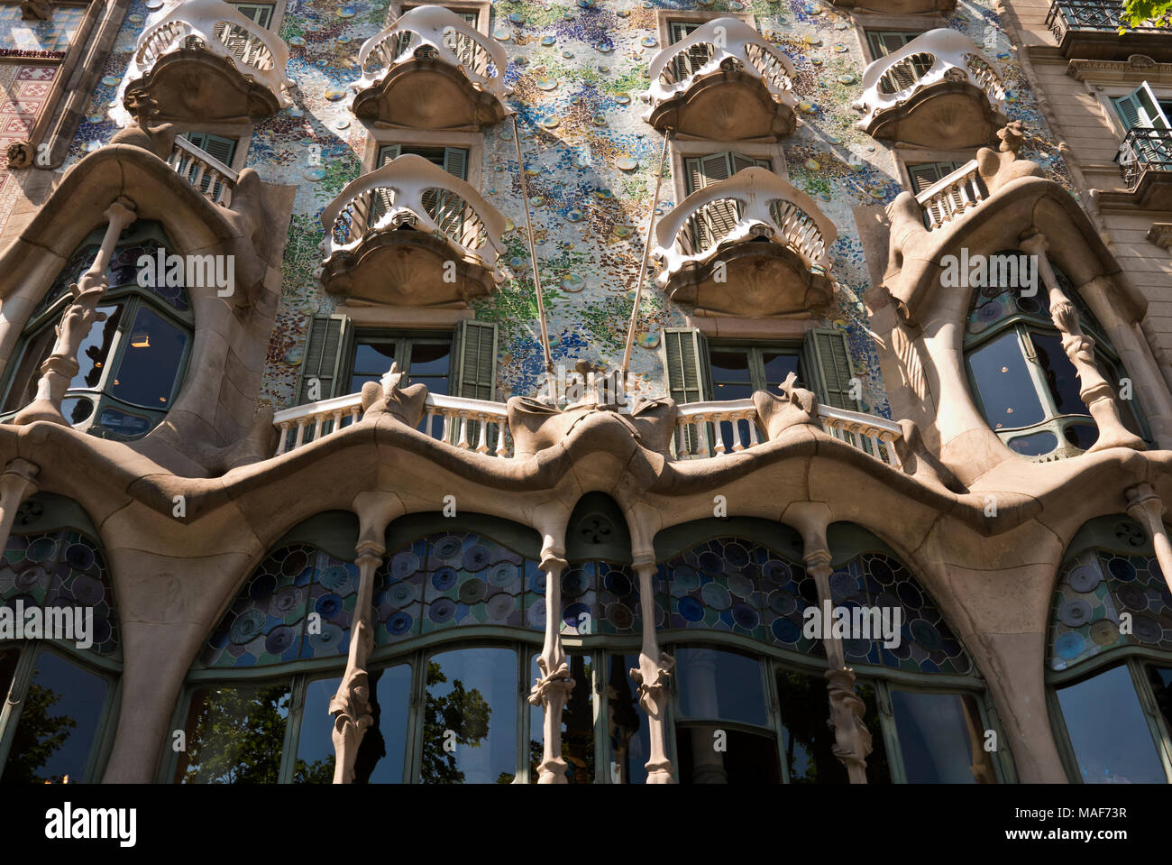 El exterior de la Casa Batlló, que está en el centro de Barcelona y es una de las obras maestras de Antoni Gaudí, España Foto de stock