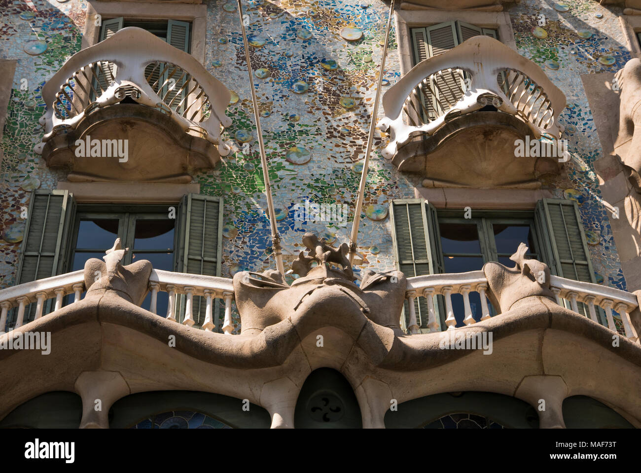 El exterior de la Casa Batlló, que está en el centro de Barcelona y es una de las obras maestras de Antoni Gaudí, España Foto de stock