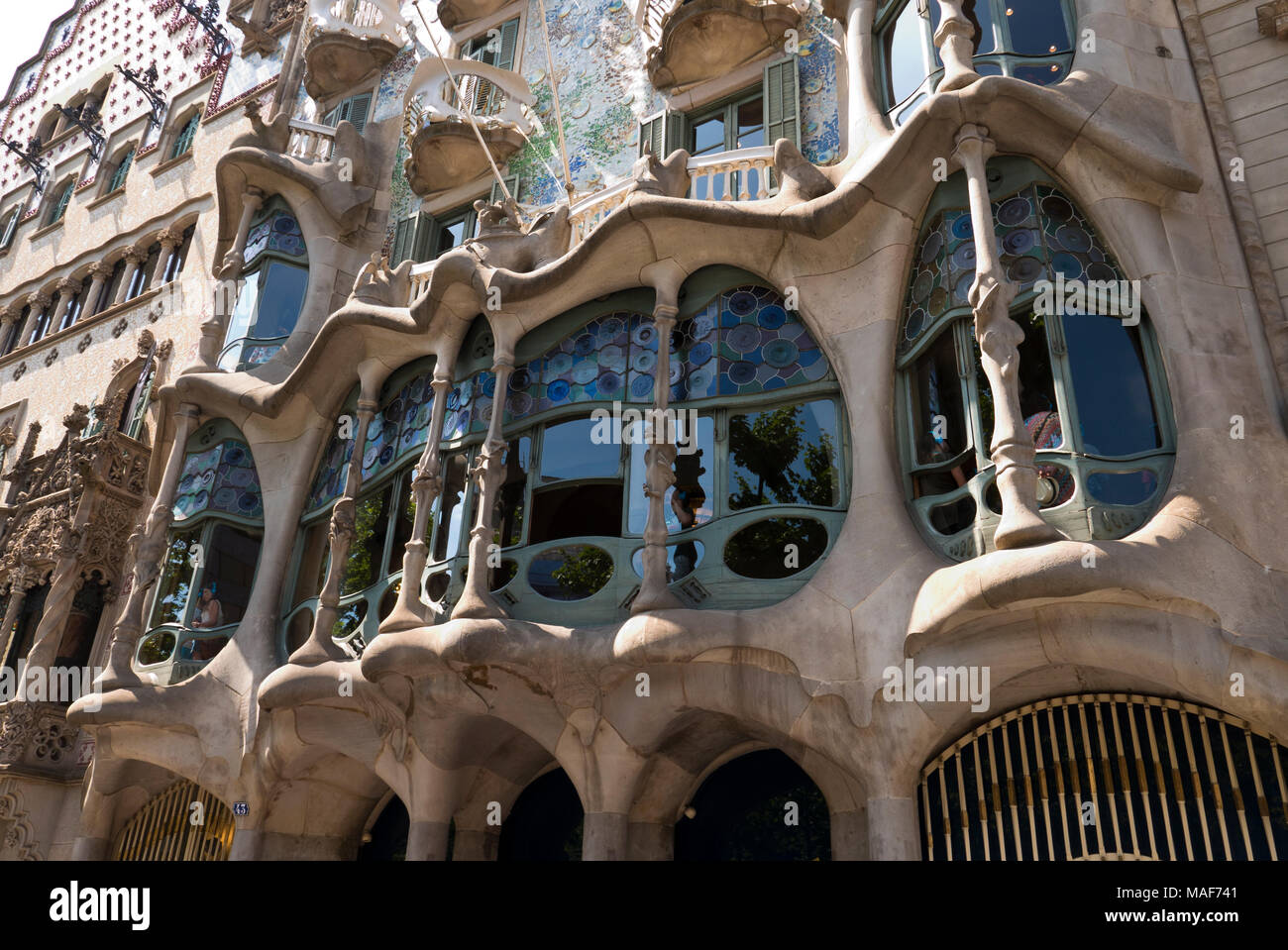 El exterior de la Casa Batlló, que está en el centro de Barcelona y es una de las obras maestras de Antoni Gaudí, España Foto de stock