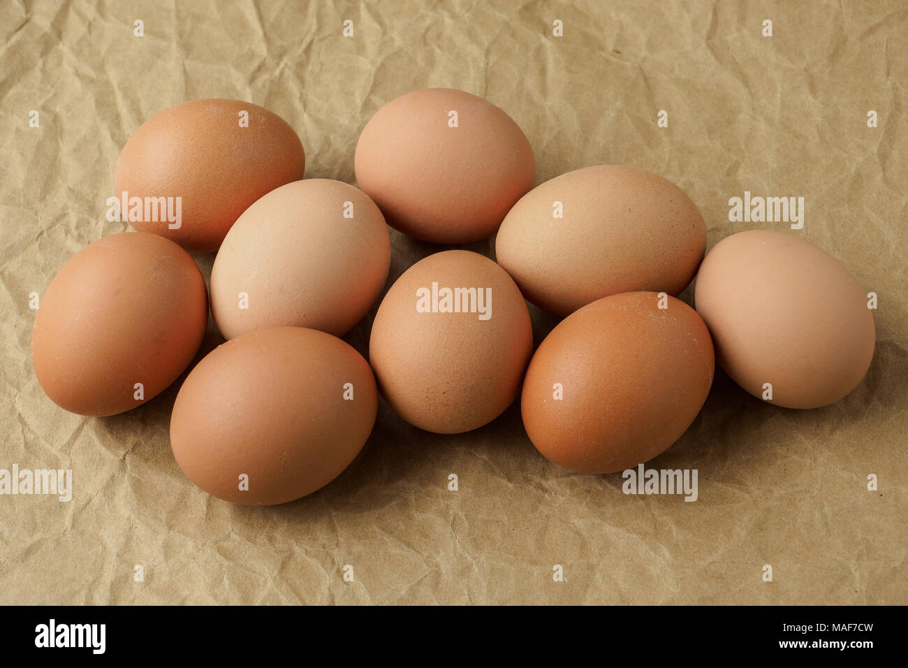 Los huevos frescos sobre papel de embalaje marrón. Los productos dietéticos. Los huevos frescos orgánicos. Foto de stock