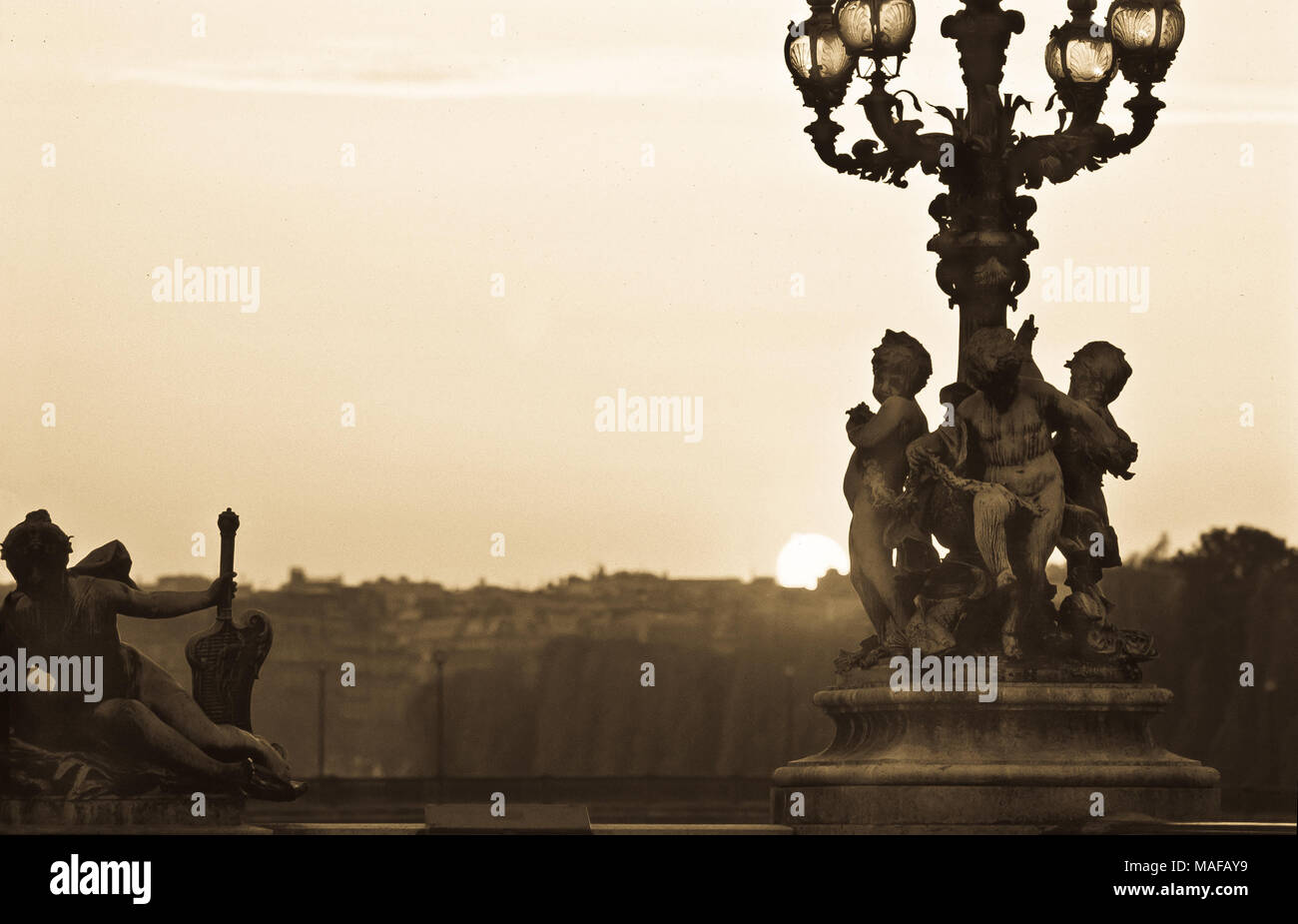 Sunset ornamentado con luces de calle en un puente sobre el Sena en París, Francia. Foto de stock