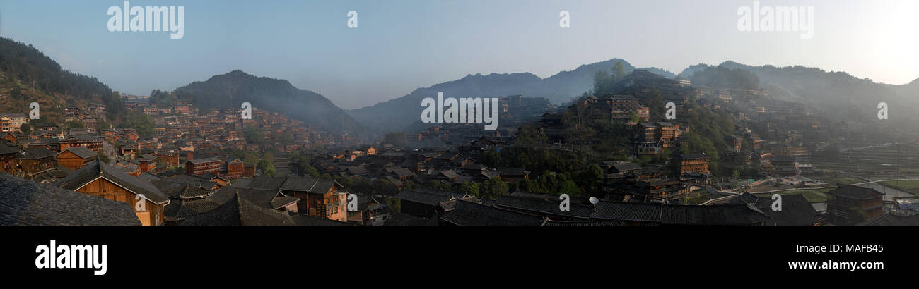 Vista panorámica de Xijiang Qianhu aldea Miao de Guizhou, China al amanecer. Foto de stock