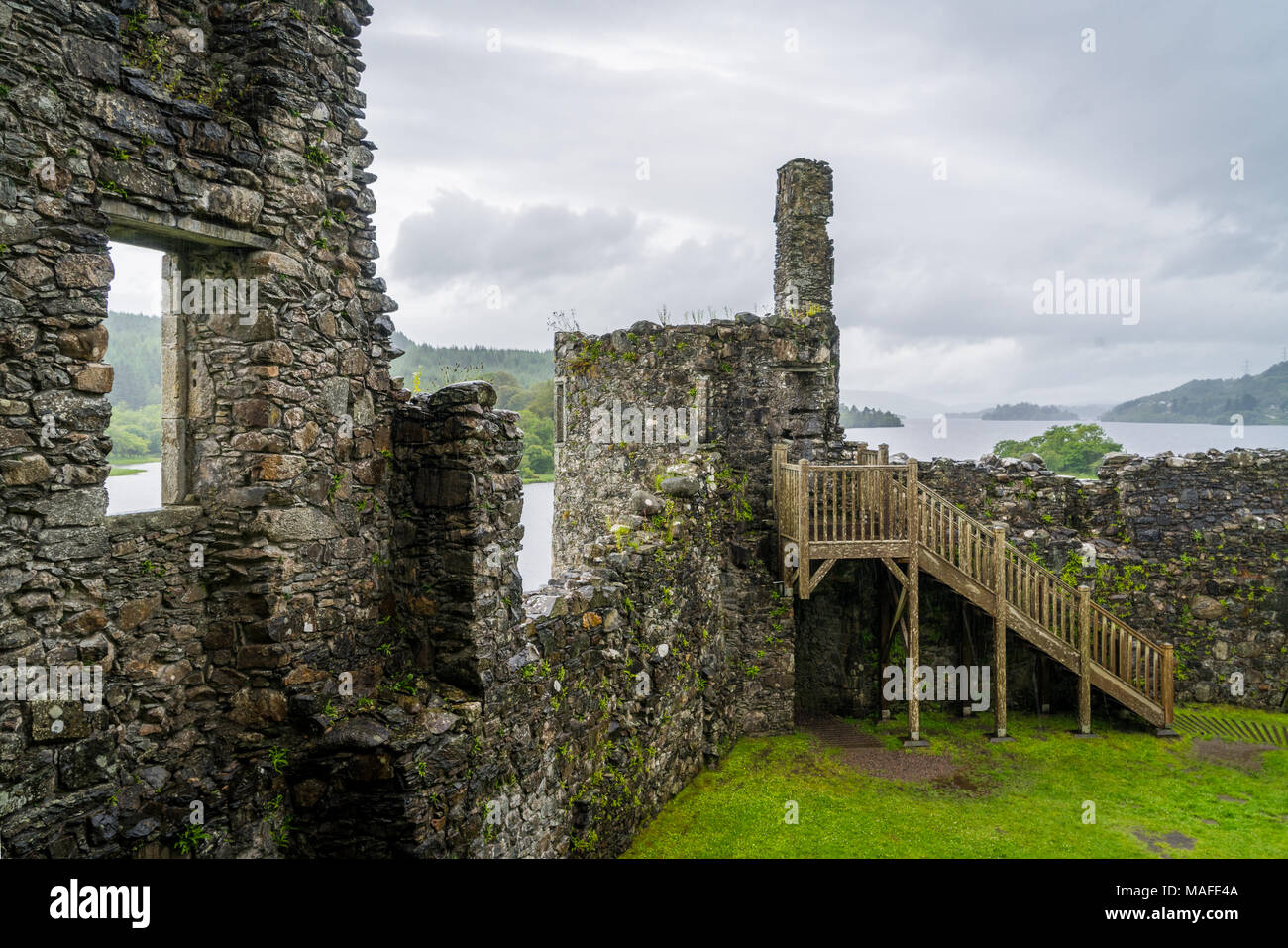 Puente de ferrocarril cerca de Castillo de Kilchurn y Loch Awe, Argyll and Bute, en Escocia. Foto de stock