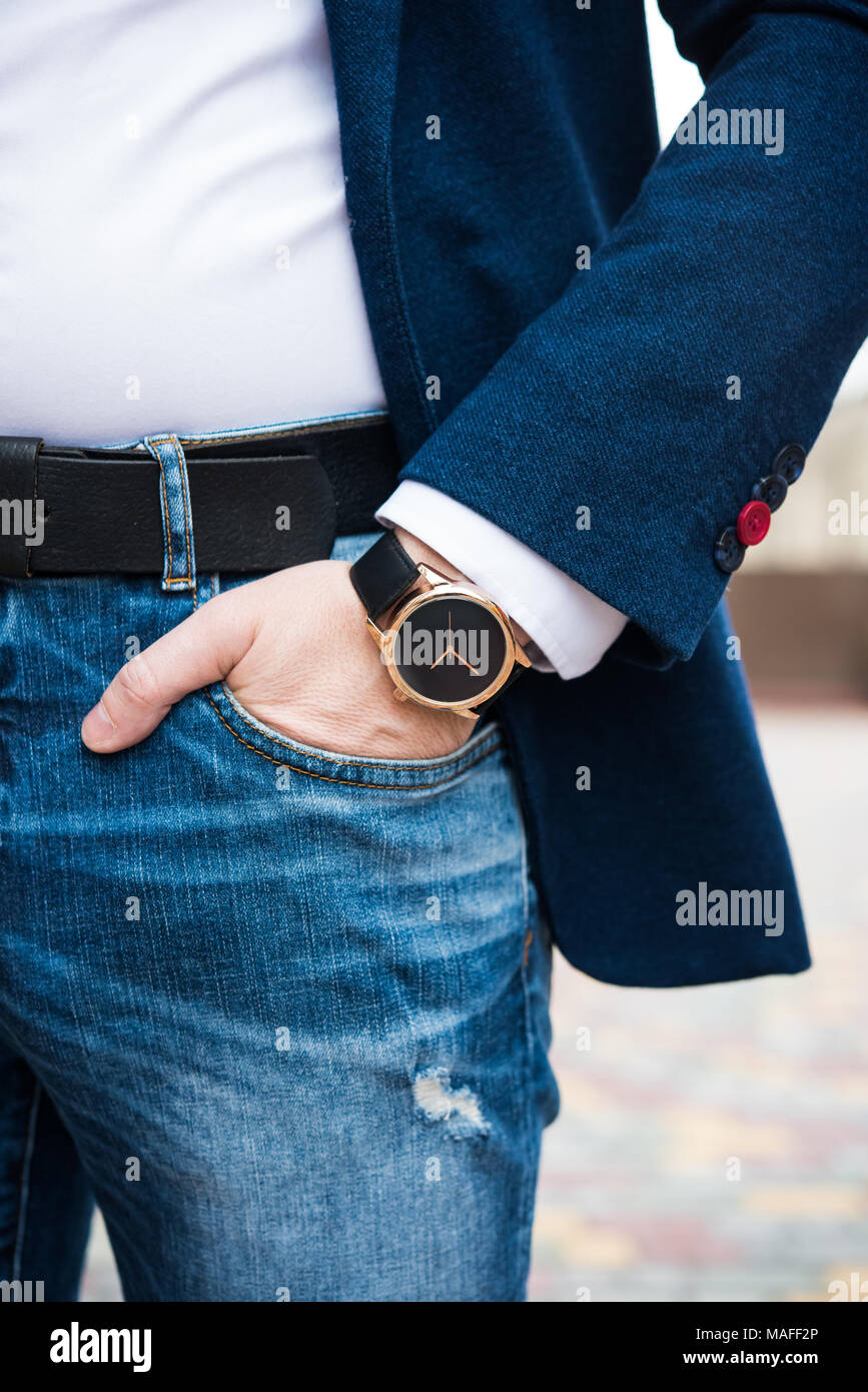 Elegante la mano del hombre de negocios joven con ninguna marca de moda reloj pulsera, hombres moda y accesorios closeup shot Fotografía de stock - Alamy