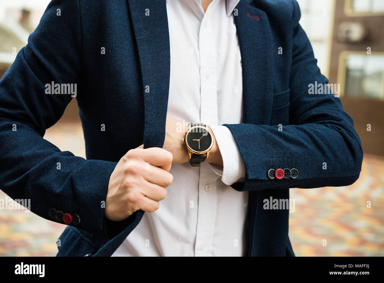 Hombre elegante traje azul en la mano, hombre de negocios con ninguna marca  de moda reloj de pulsera, hombres moda y accesorios closeup shot Fotografía  de stock - Alamy