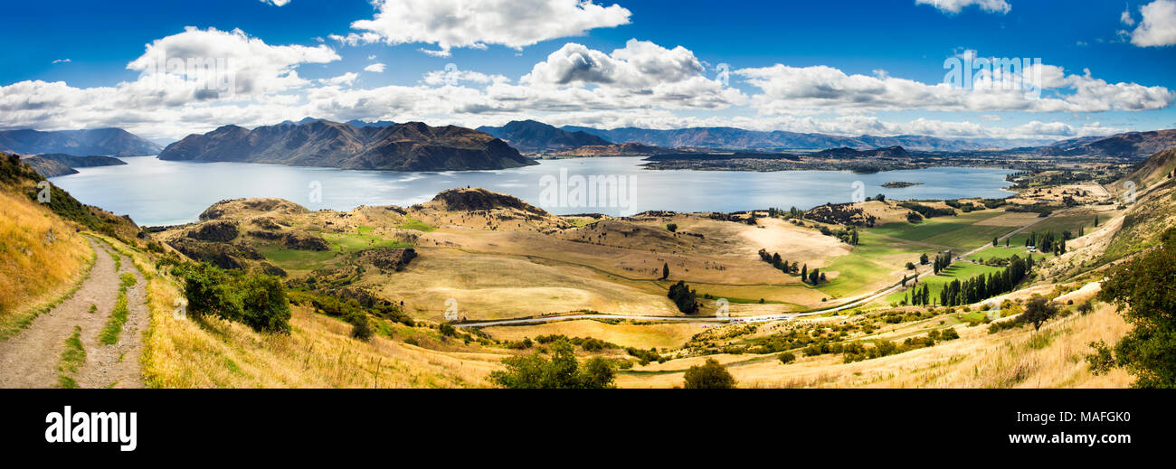 Vista panorámica del hermoso Lago Wanaka desde las laderas del Pico Roys, Nueva Zelanda Foto de stock