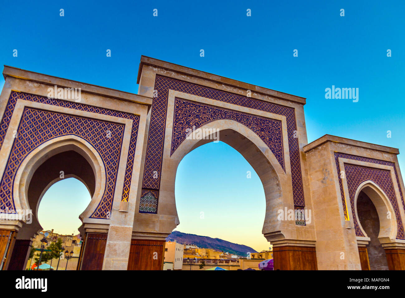 Puerta oriental ornamentados en lugar R'cif, Fès Marruecos Foto de stock