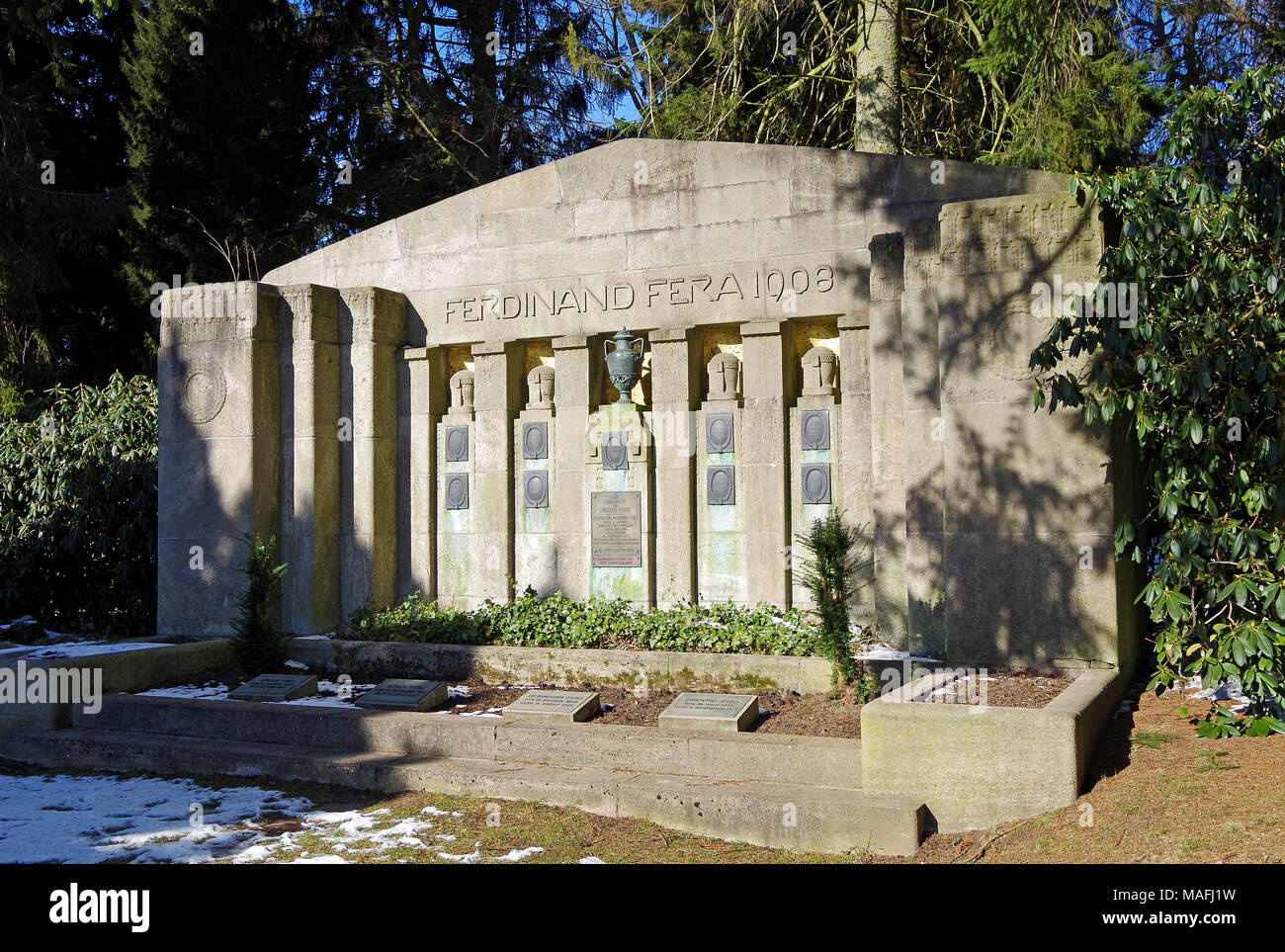 En Hamburgo Ohlsdorf cementerio, establecido en 1877 como un sitio de entierro no confesional, uno de los cementerios más grandes del mundo, el horario de invierno, Foto de stock