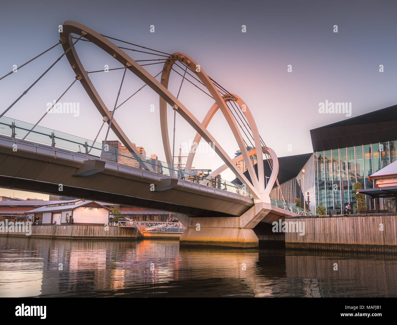 Los marineros de puente, un puente sobre el río Yarra entre Docklands y South Wharf en Melbourne, Victoria, Australia al atardecer, cuando el sol está sett Foto de stock