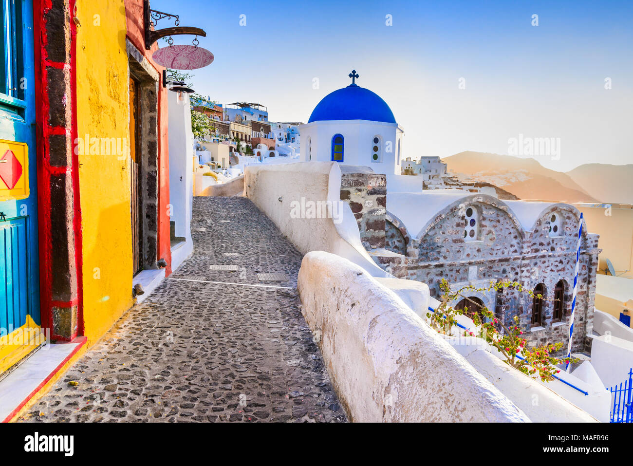 Santorini, Grecia. Oia, pueblo blanco con estrechos caminos adoquinados, famosa atracción de griego de las islas Cícladas, del mar Egeo. Foto de stock