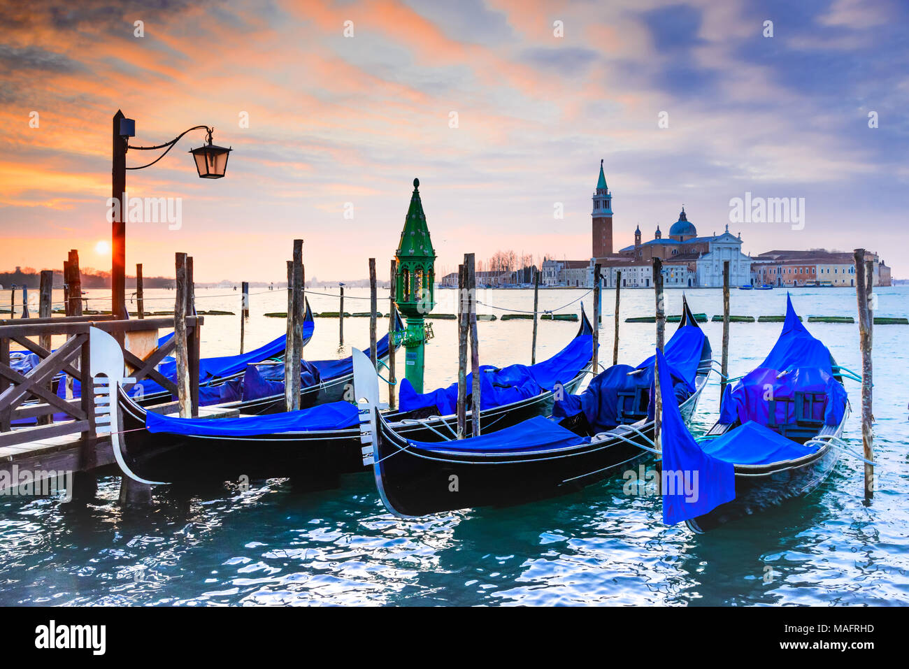 Venecia, Italia. Amanecer con las góndolas en el Gran Canal, la Piazza San Marco, el Mar Adriático. Foto de stock