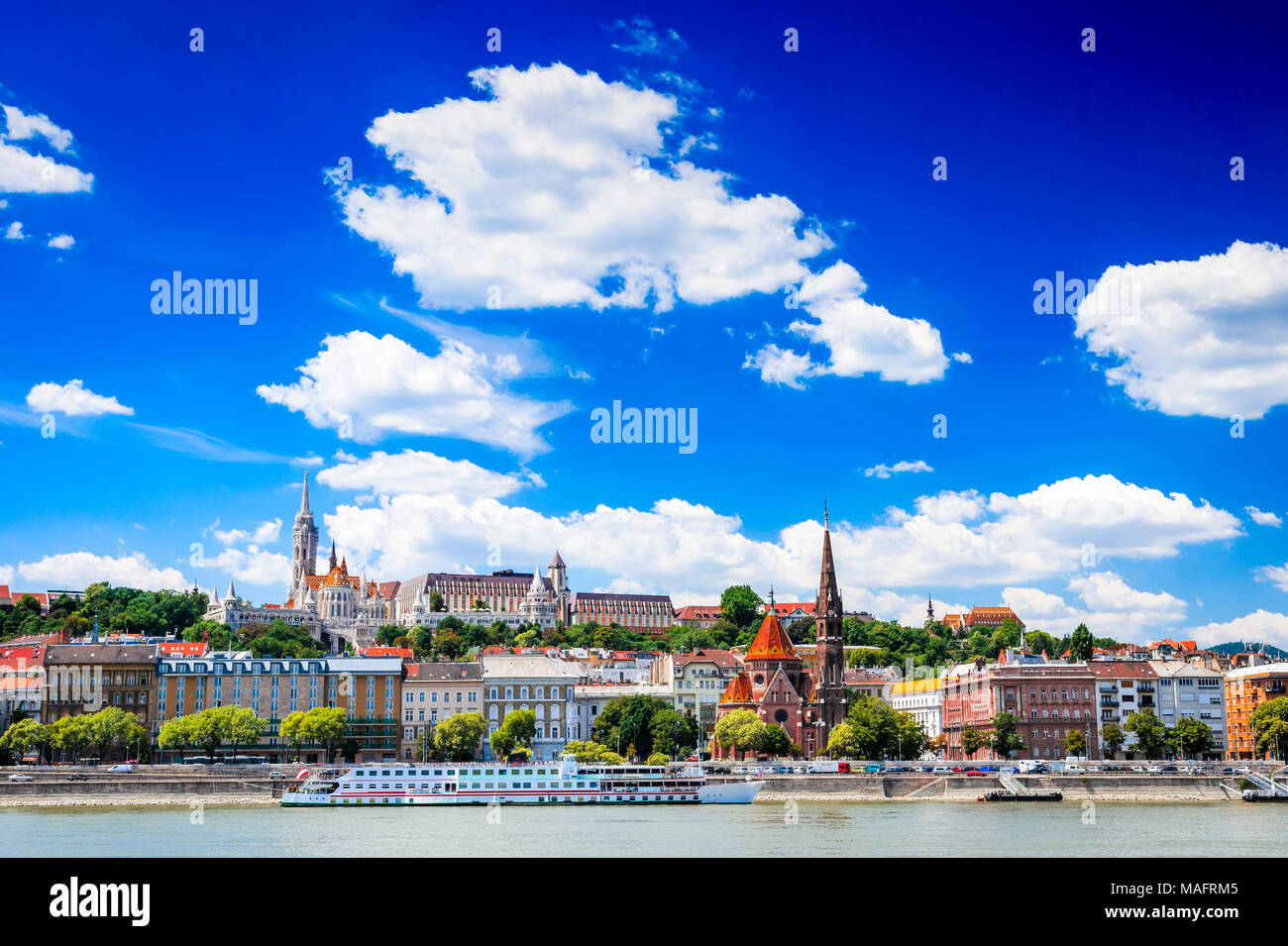 Budapest, Hungría - Castle Hill District, Matyas iglesia, Bastión de los pescadores y el río Danubio. Foto de stock