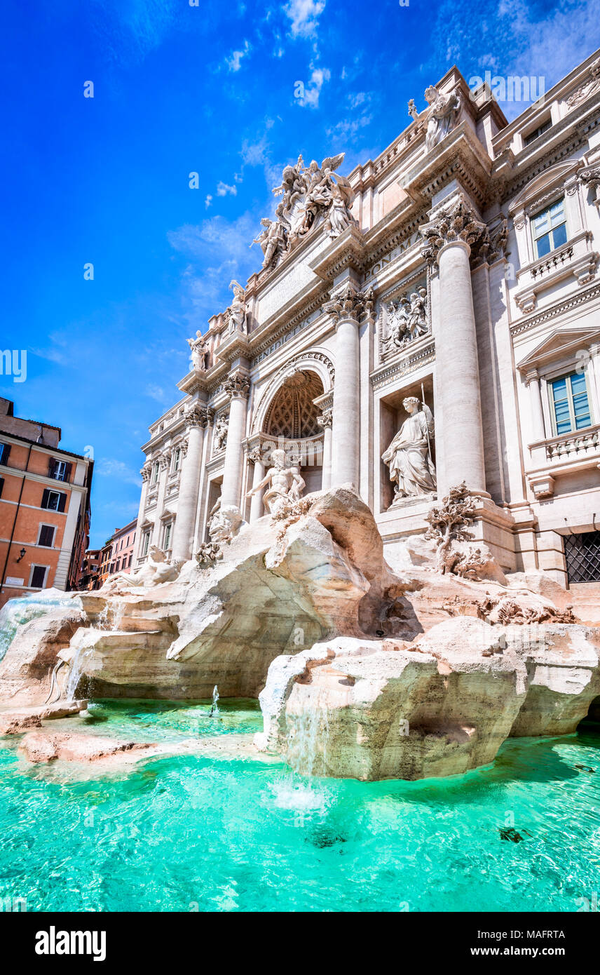 Roma, Italia. La famosa Fontana di Trevi y el Palazzo Poli (Italiano: Fontana di Trevi) en la ciudad italiana de Roma. Foto de stock