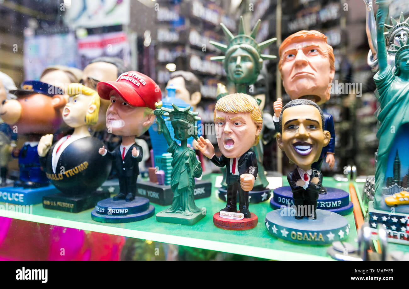 Figuritas de presidentes estadounidenses contemporáneos se muestran en una ventana del almacén. Foto de stock