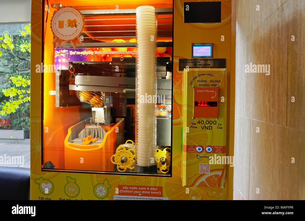Máquina expendedora de jugo de naranja fresco, Vietnam Fotografía de stock  - Alamy