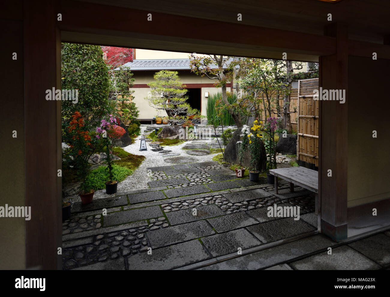 Casa japonesa tradicional con un hermoso patio jardín interior en Uji, Japón Foto de stock