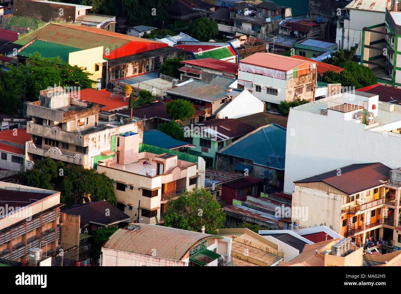 Vista aérea de la ciudad de Cebu mirando al noreste, con edificios de baja altura y viviendas, Filipinas Foto de stock