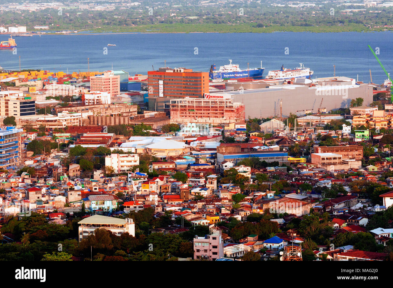 Vista aérea de la ciudad de Cebu mirando al noreste, con el puerto, Robinsons Galleria Mall, y más allá del Canal de Mactan, Filipinas Foto de stock