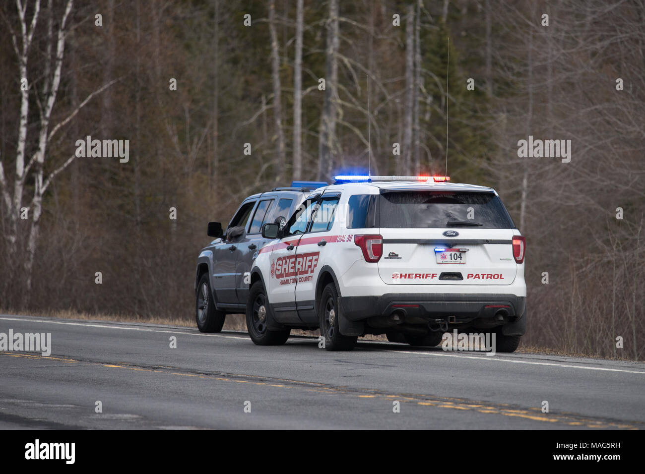 Un condado de Hamilton, Nueva York patrulla Sheriff haciendo una parada de tráfico en la autopista. Foto de stock
