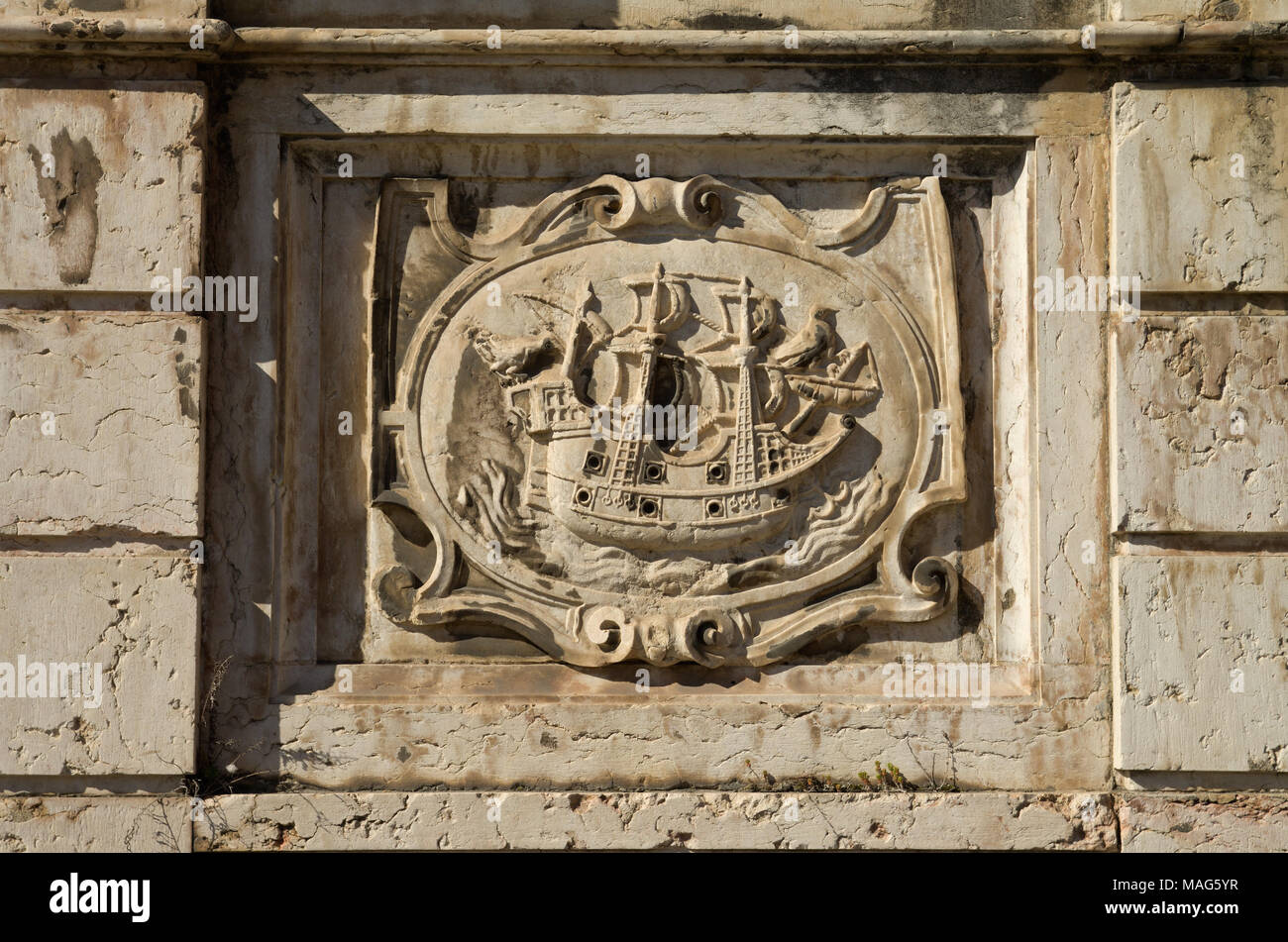 Panel de descarga baja izquierda de Reyes fuente monumento (Chafariz Del Rei) retrata a un buque. Los reyes fuente fue construida en el siglo XIII y reconstruida en Foto de stock